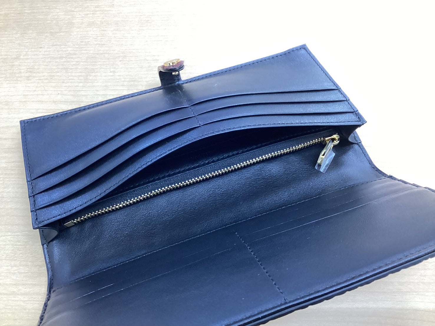【限定1点のみシールレザー】ストラップロングウォレット